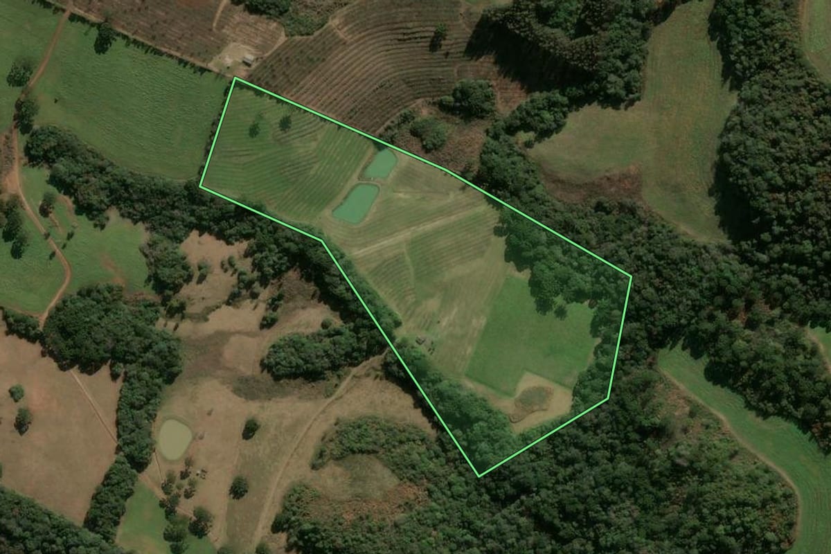 Imagem de satélite do imóvel rural em Campestre da Serra (RS), com o contorno declarado no CAR desenhado por cima.