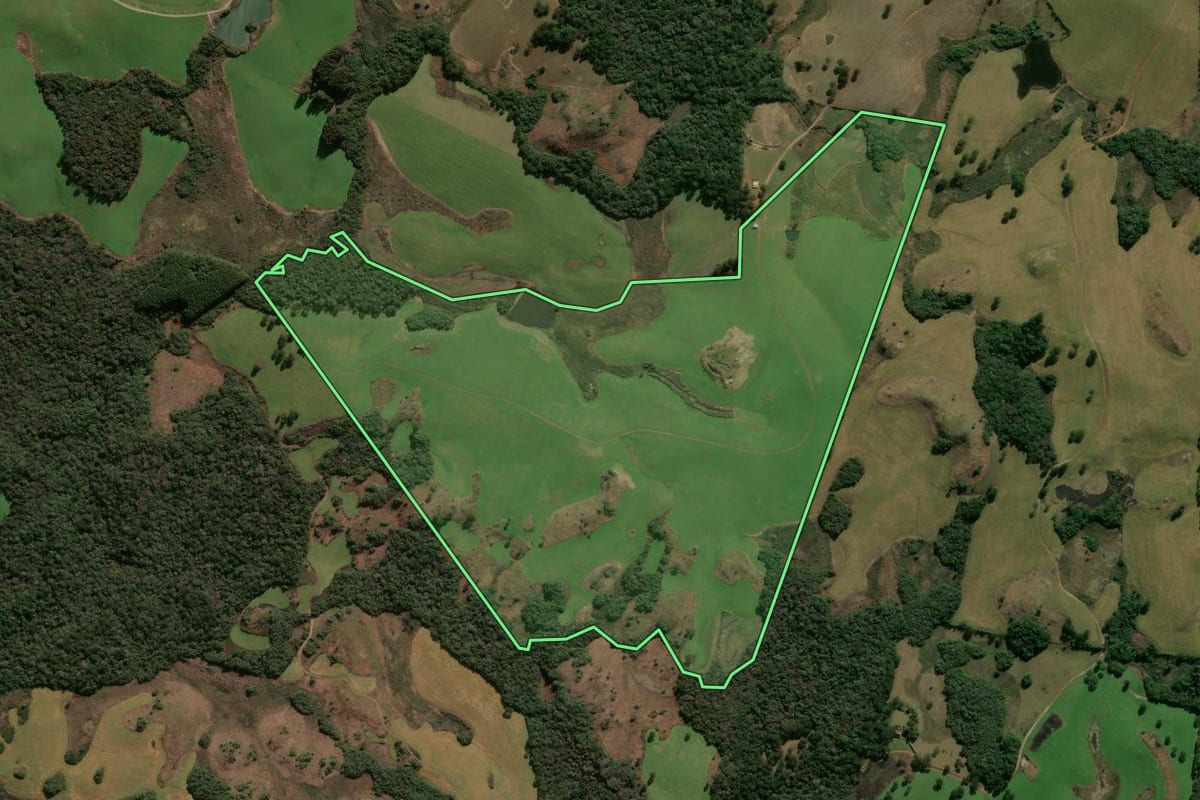 Imagem de satélite do imóvel rural em Campestre da Serra (RS), com o contorno declarado no CAR desenhado por cima.