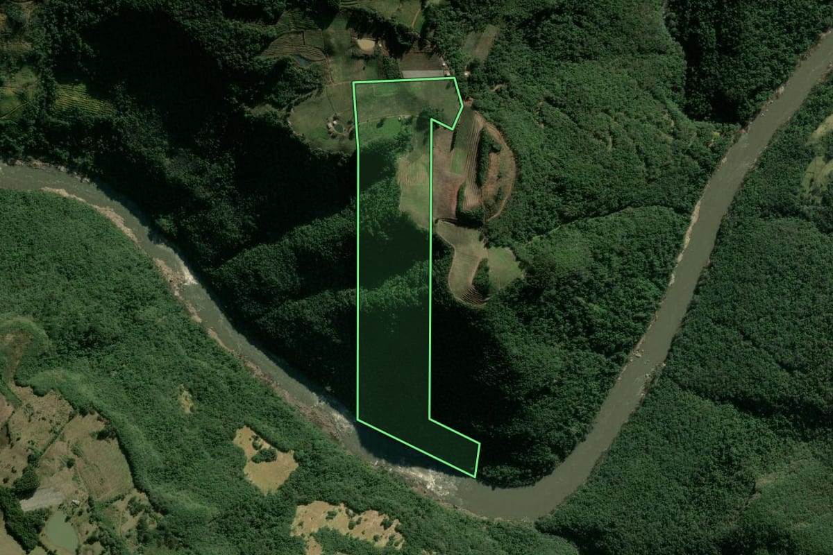 Imagem de satélite do imóvel rural em Campestre da Serra (RS), com o contorno declarado no CAR desenhado por cima.