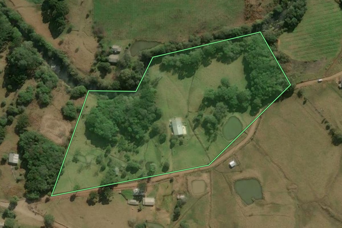 Imagem de satélite do imóvel rural em Campestre da Serra (RS), com o contorno declarado no CAR desenhado por cima.