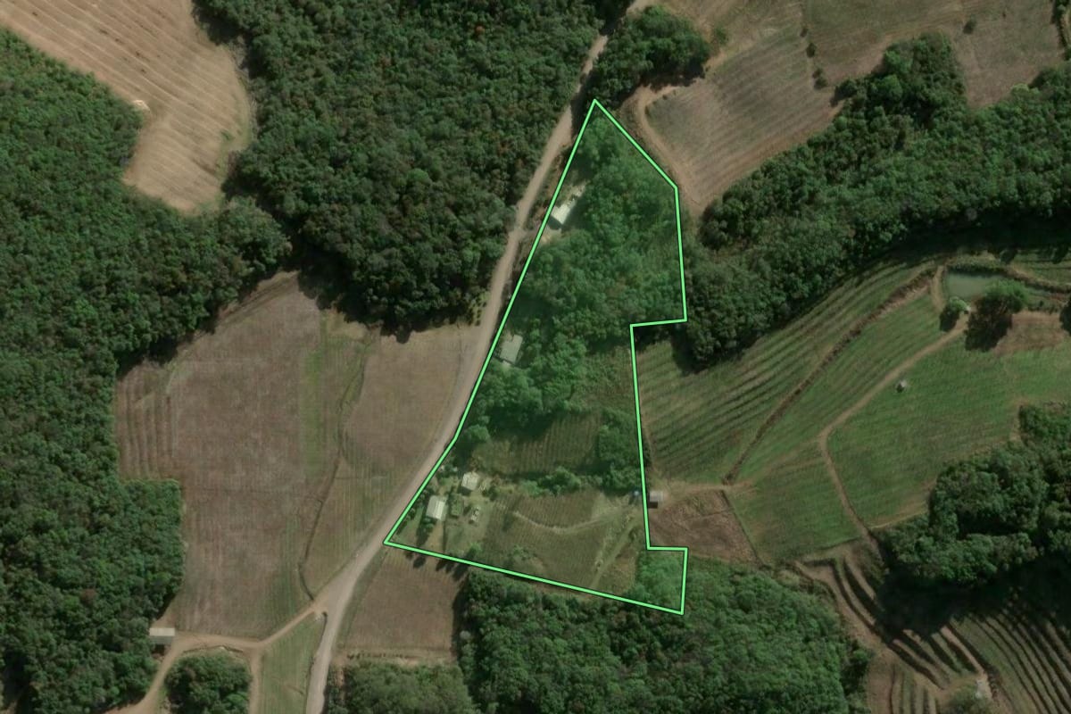 Imagem de satélite do imóvel rural em Campestre da Serra (RS), com o contorno declarado no CAR desenhado por cima.