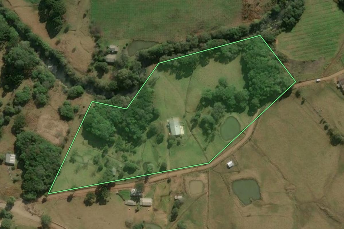 Imagem de satélite do imóvel rural em Campestre da Serra (RS), com o contorno declarado no CAR desenhado por cima.