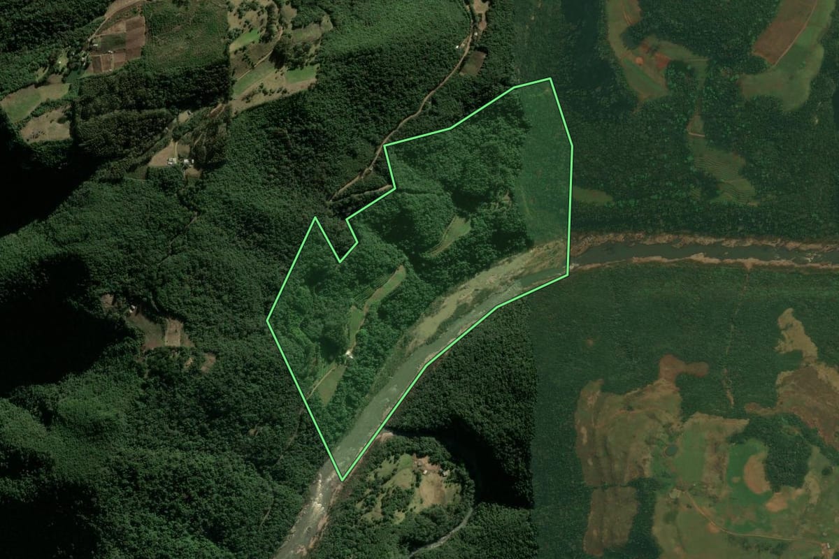 Imagem de satélite do imóvel rural em Campestre da Serra (RS), com o contorno declarado no CAR desenhado por cima.