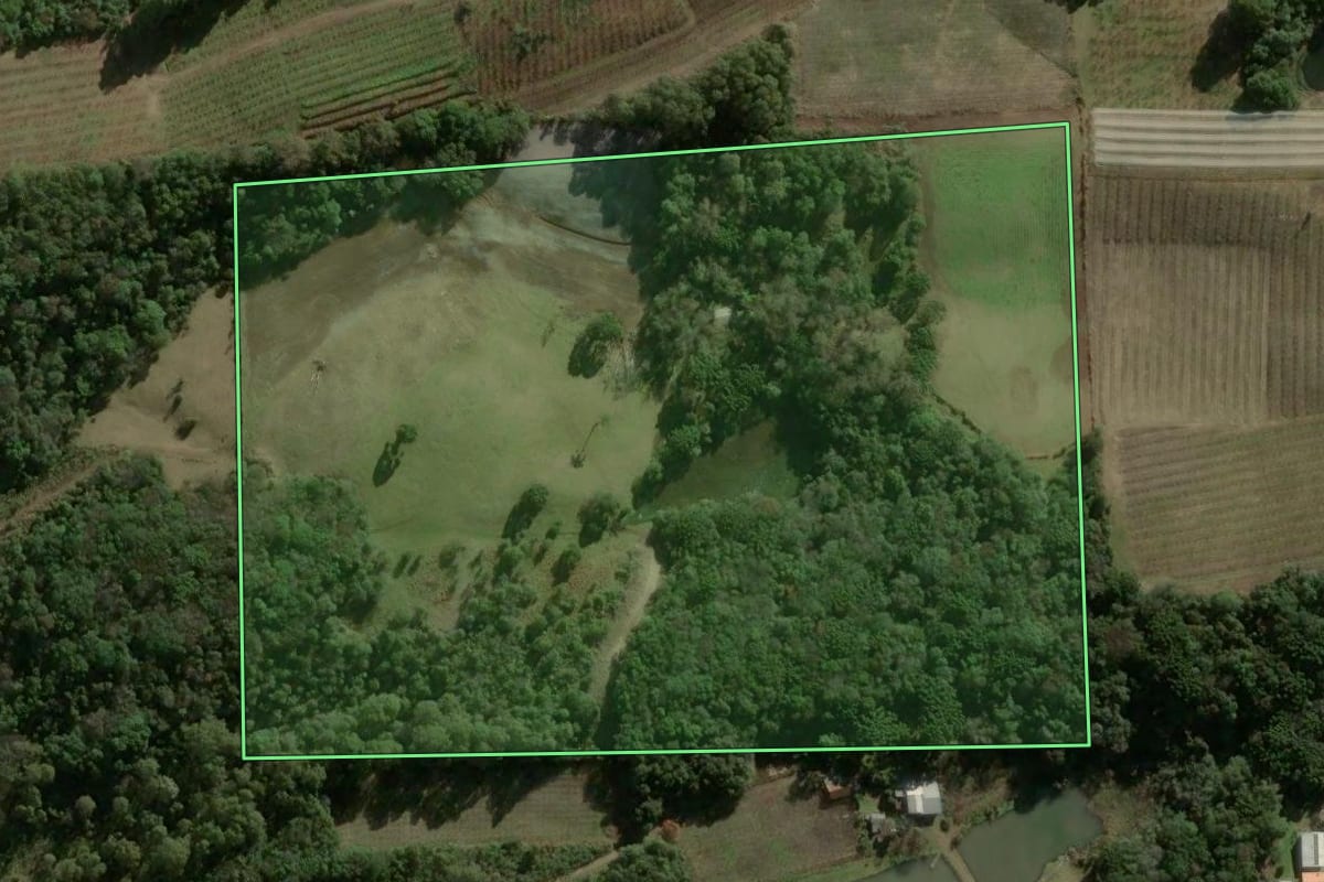 Imagem de satélite do imóvel rural em Campestre da Serra (RS), com o contorno declarado no CAR desenhado por cima.