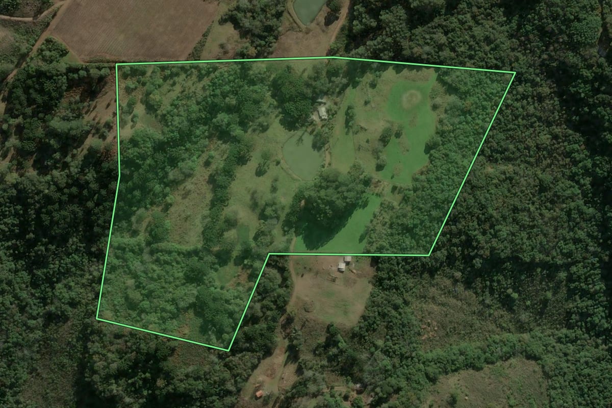 Imagem de satélite do imóvel rural em Campestre da Serra (RS), com o contorno declarado no CAR desenhado por cima.