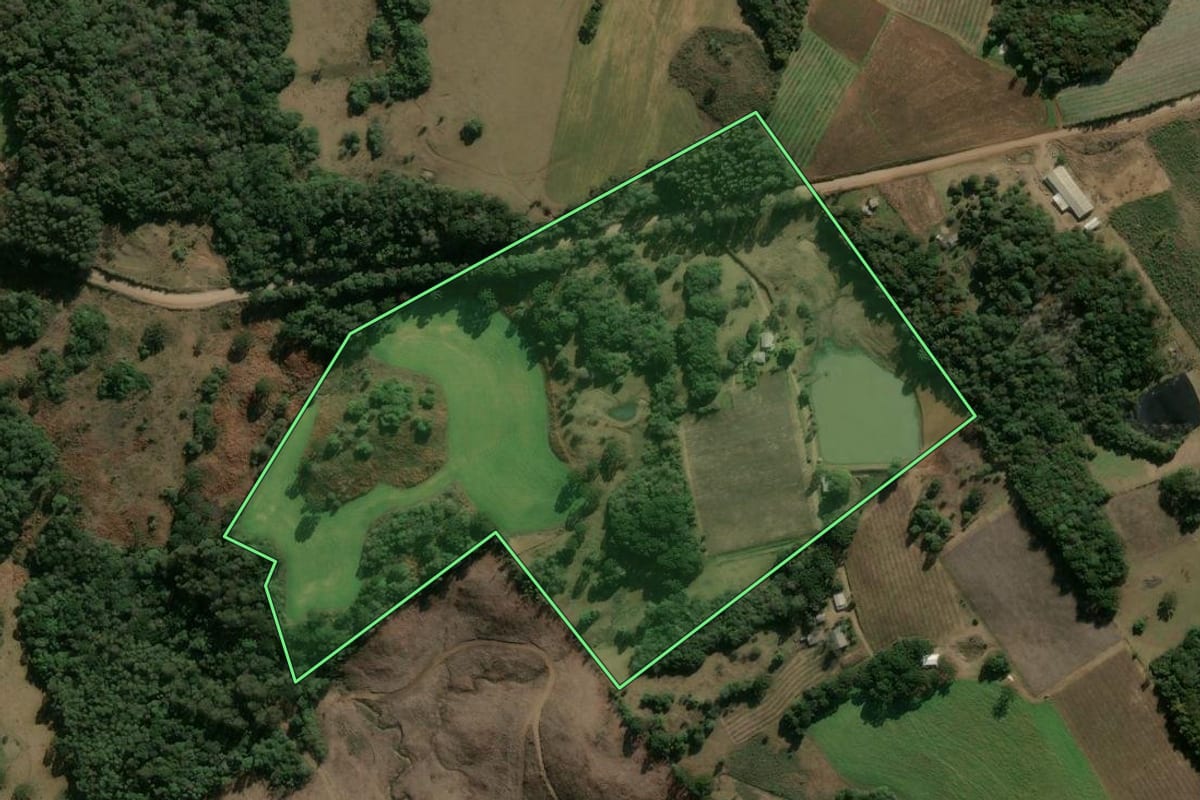Imagem de satélite do imóvel rural em Campestre da Serra (RS), com o contorno declarado no CAR desenhado por cima.