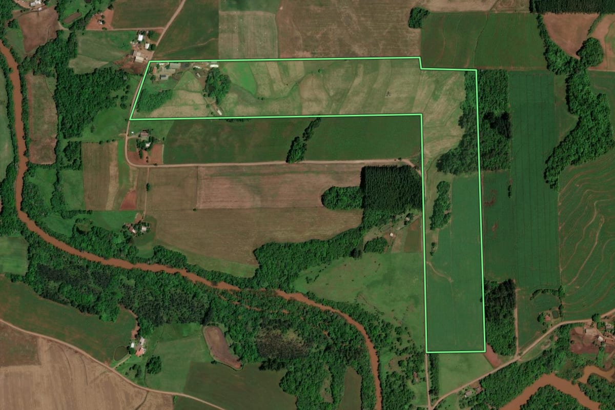Imagem de satélite do imóvel rural em Campina das Missões (RS), com o contorno declarado no CAR desenhado por cima.