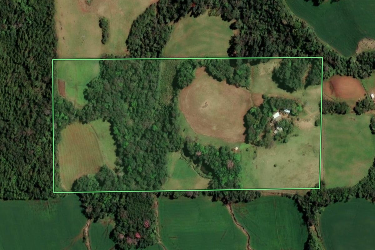Imagem de satélite do imóvel rural em Campina das Missões (RS), com o contorno declarado no CAR desenhado por cima.