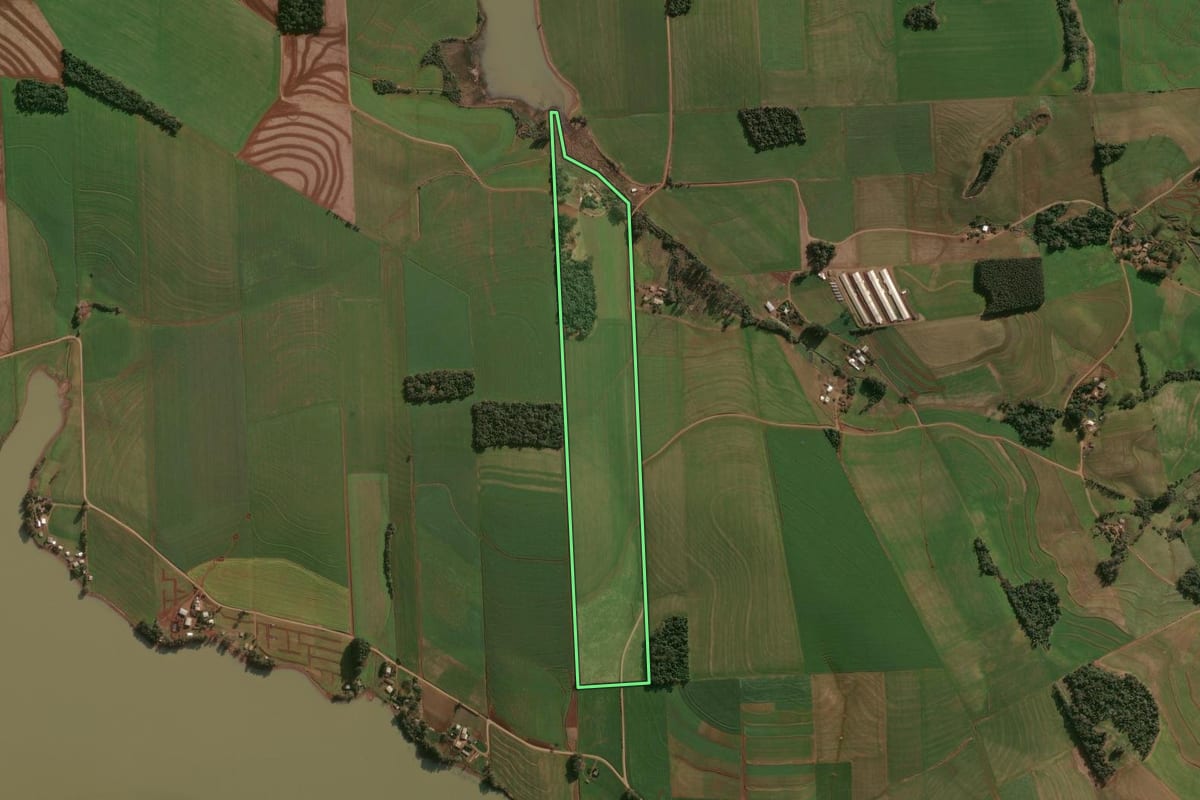 Imagem de satélite do imóvel rural em Campinas do Sul (RS), com o contorno declarado no CAR desenhado por cima.
