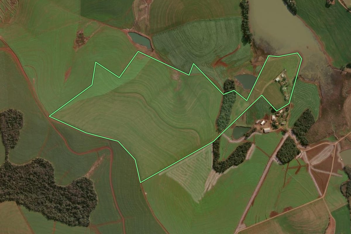 Imagem de satélite do imóvel rural em Campinas do Sul (RS), com o contorno declarado no CAR desenhado por cima.