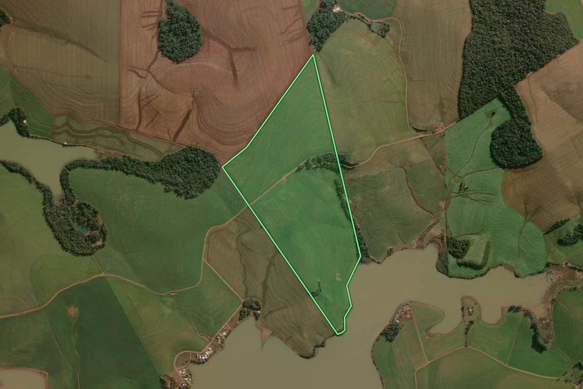 Imagem de satélite do imóvel rural em Campinas do Sul (RS), com o contorno declarado no CAR desenhado por cima.