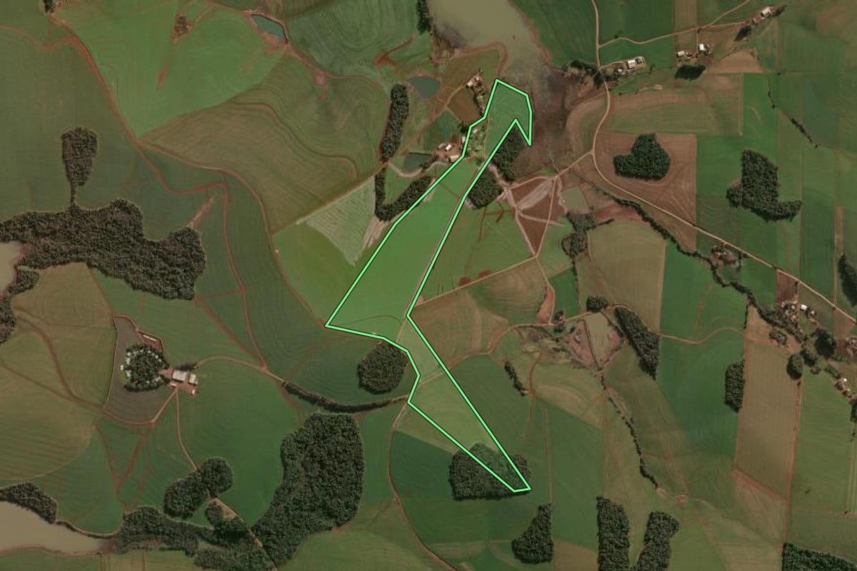 Imagem de satélite do imóvel rural em Campinas do Sul (RS), com o contorno declarado no CAR desenhado por cima.