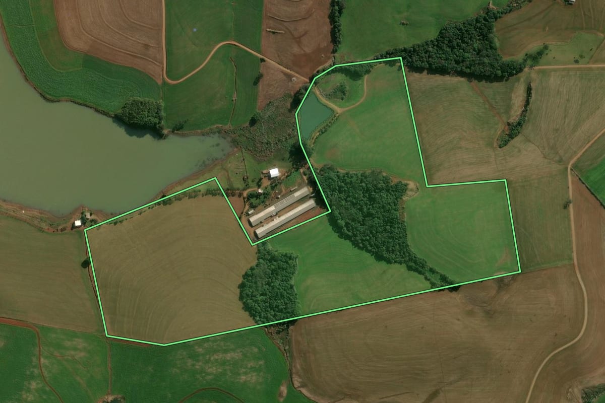 Imagem de satélite do imóvel rural em Campinas do Sul (RS), com o contorno declarado no CAR desenhado por cima.