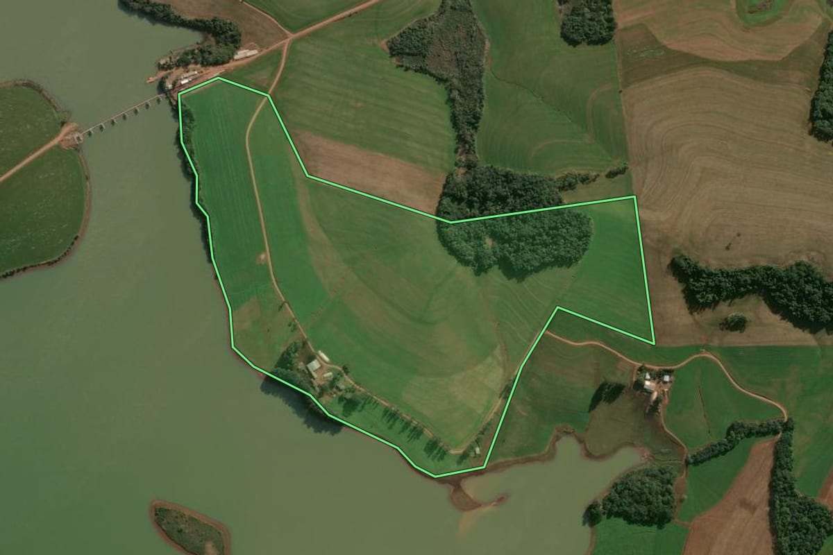 Imagem de satélite do imóvel rural em Campinas do Sul (RS), com o contorno declarado no CAR desenhado por cima.