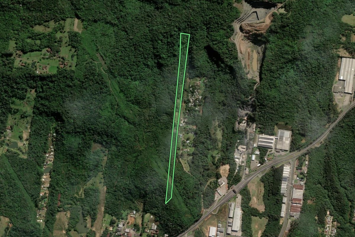 Imagem de satélite do imóvel rural em Campo Bom (RS), com o contorno declarado no CAR desenhado por cima.