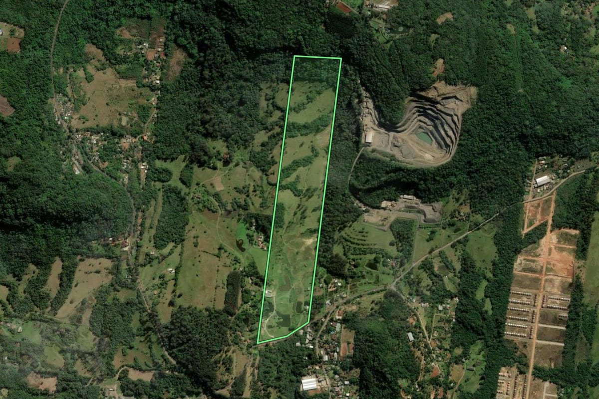 Imagem de satélite do imóvel rural em Campo Bom (RS), com o contorno declarado no CAR desenhado por cima.