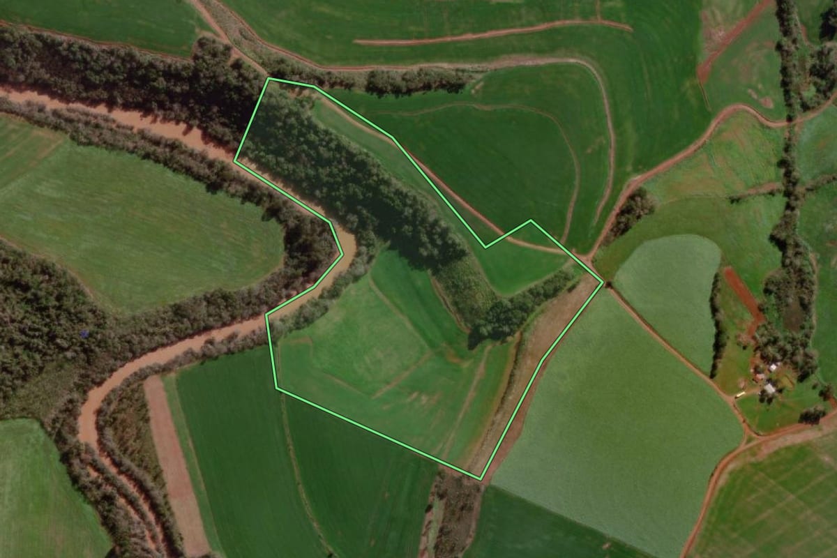 Imagem de satélite do imóvel rural em Campo Novo (RS), com o contorno declarado no CAR desenhado por cima.