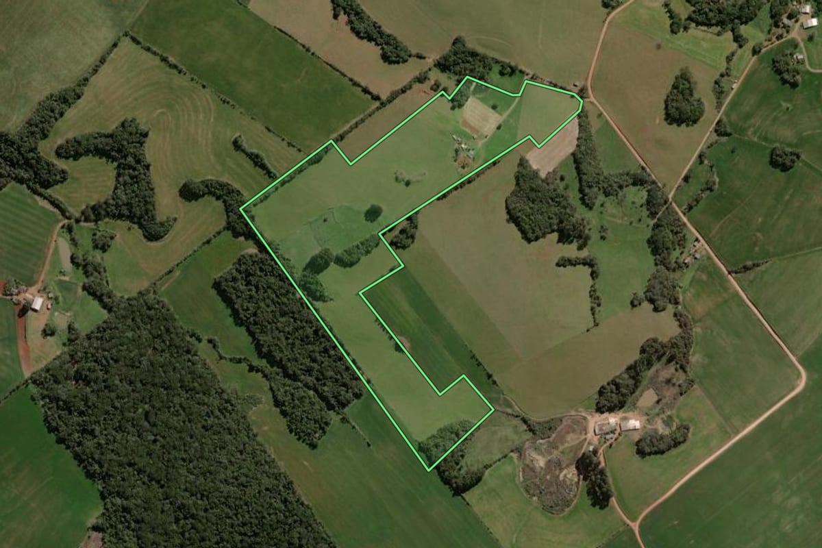 Imagem de satélite do imóvel rural em Campos Borges (RS), com o contorno declarado no CAR desenhado por cima.