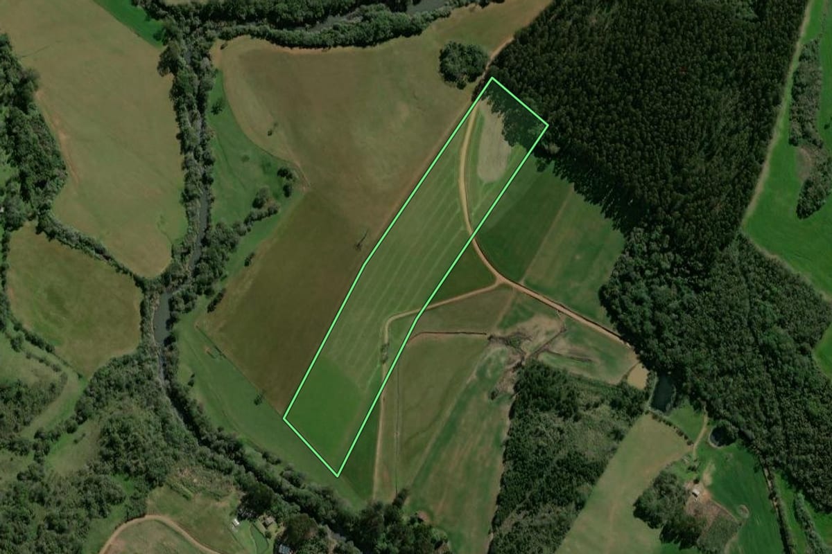 Imagem de satélite do imóvel rural em Campos Borges (RS), com o contorno declarado no CAR desenhado por cima.
