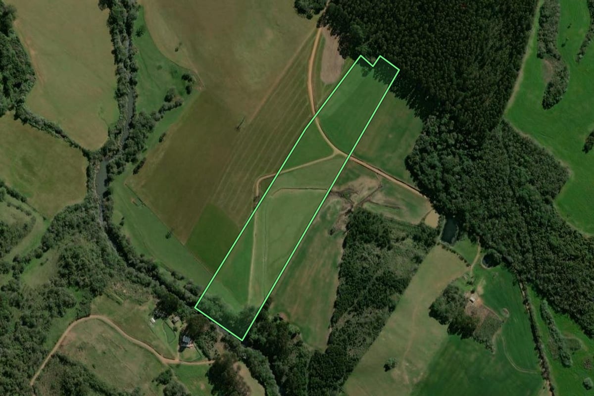 Imagem de satélite do imóvel rural em Campos Borges (RS), com o contorno declarado no CAR desenhado por cima.