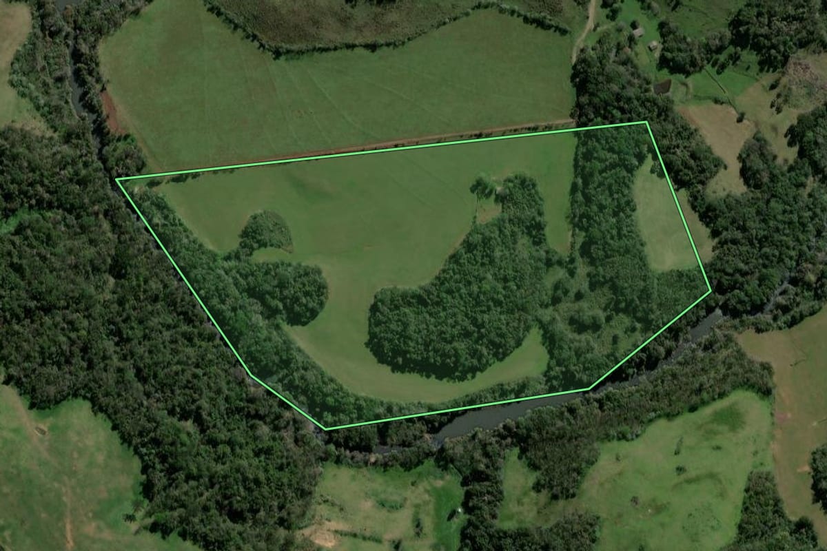 Imagem de satélite do imóvel rural em Campos Borges (RS), com o contorno declarado no CAR desenhado por cima.