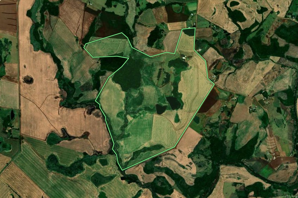 Imagem de satélite do imóvel rural em Campos Borges (RS), com o contorno declarado no CAR desenhado por cima.