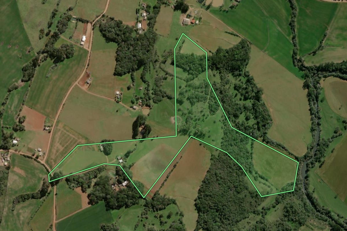 Imagem de satélite do imóvel rural em Campos Borges (RS), com o contorno declarado no CAR desenhado por cima.
