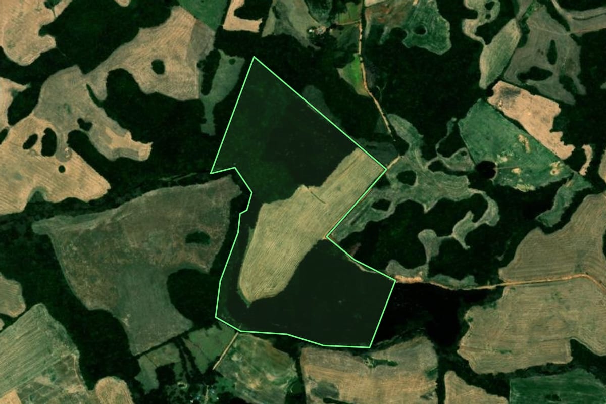 Imagem de satélite do imóvel rural em Campos Borges (RS), com o contorno declarado no CAR desenhado por cima.