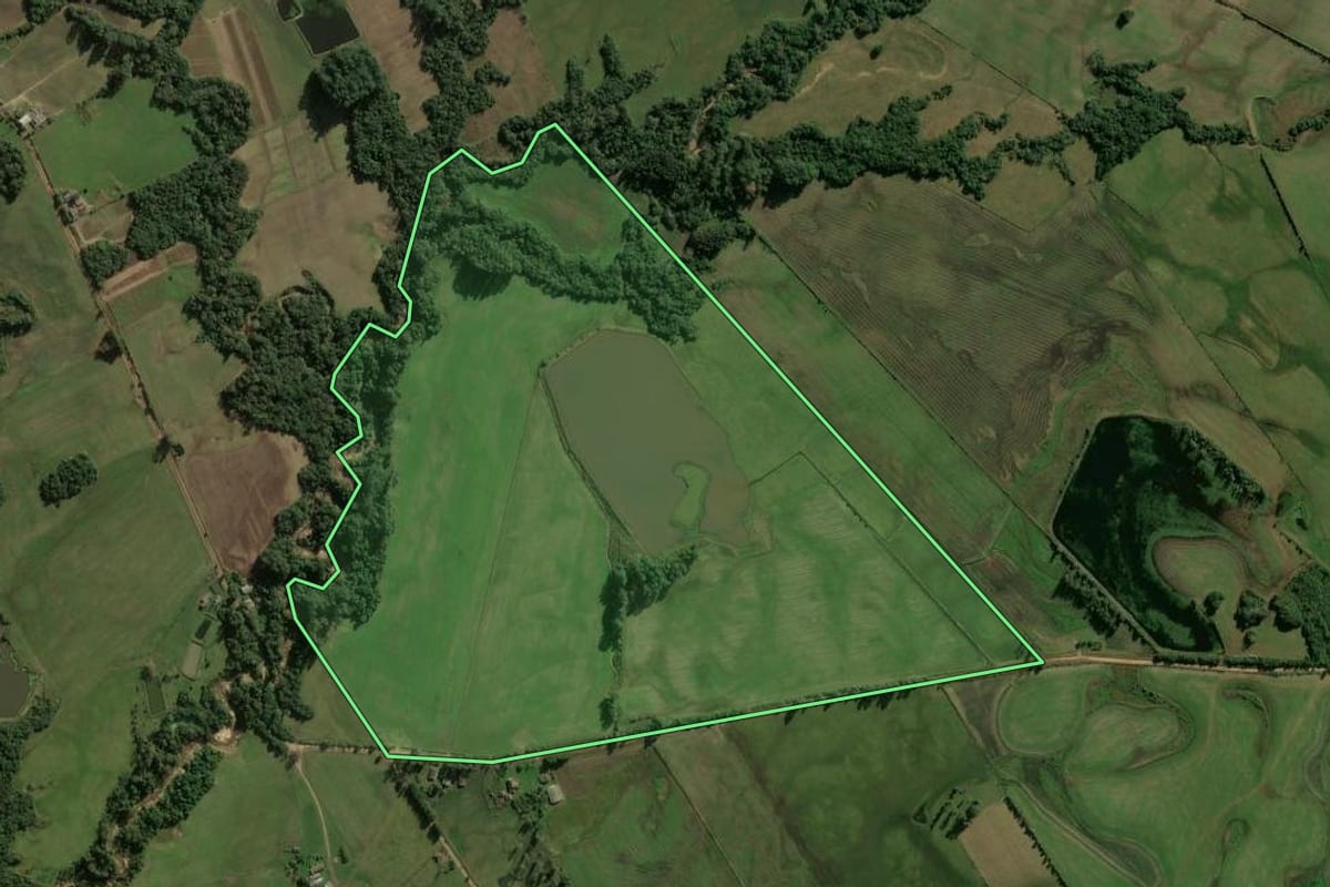 Imagem de satélite do imóvel rural em Candelária (RS), com o contorno declarado no CAR desenhado por cima.