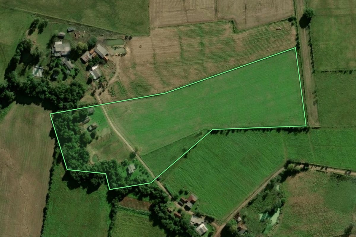 Imagem de satélite do imóvel rural em Candelária (RS), com o contorno declarado no CAR desenhado por cima.
