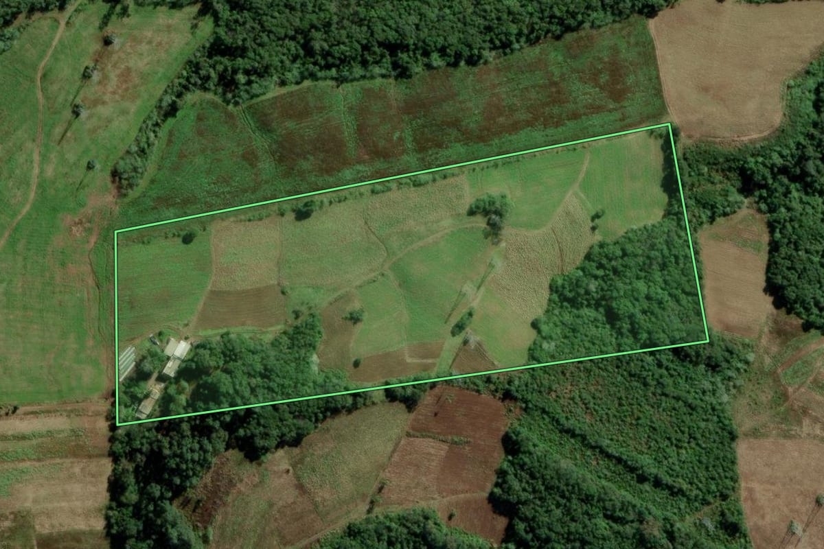 Imagem de satélite do imóvel rural em Candelária (RS), com o contorno declarado no CAR desenhado por cima.