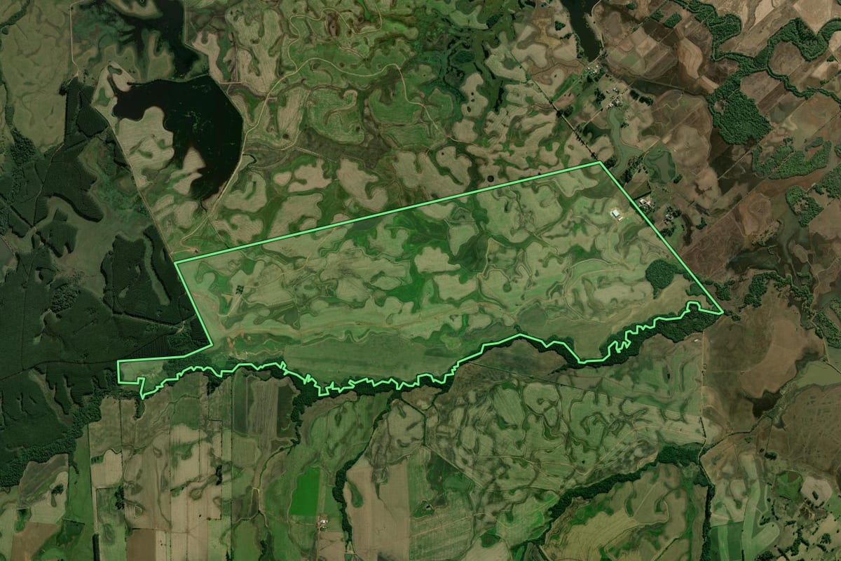 Imagem de satélite do imóvel rural em Candelária (RS), com o contorno declarado no CAR desenhado por cima.