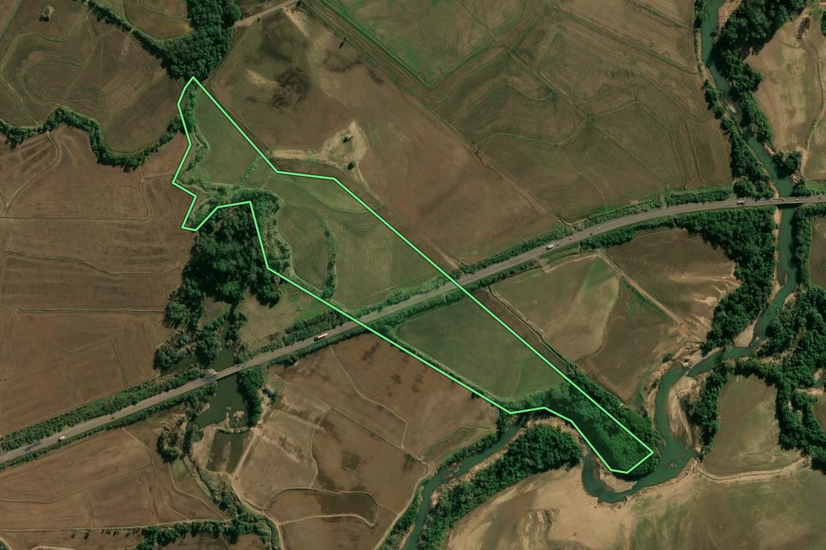 Imagem de satélite do imóvel rural em Candelária (RS), com o contorno declarado no CAR desenhado por cima.