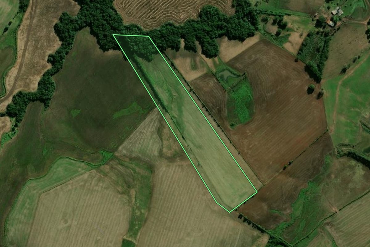 Imagem de satélite do imóvel rural em Candelária (RS), com o contorno declarado no CAR desenhado por cima.