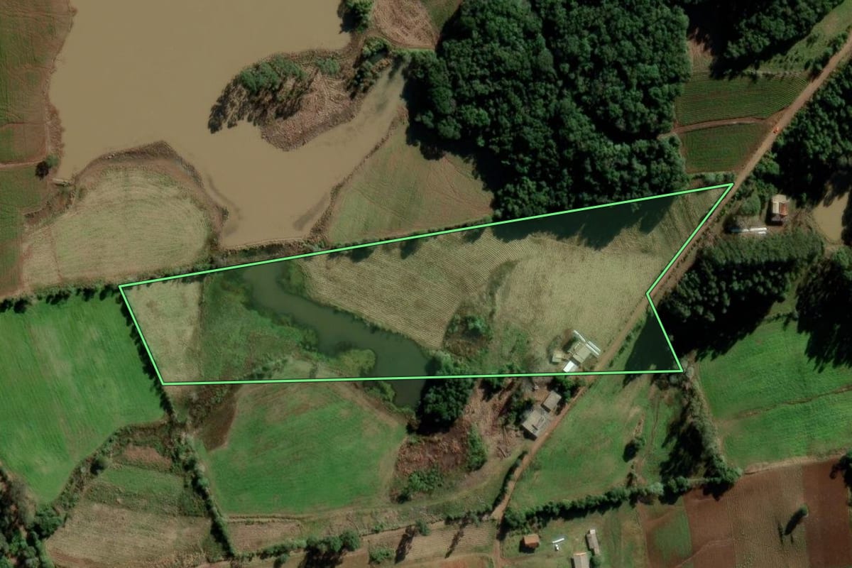 Imagem de satélite do imóvel rural em Candelária (RS), com o contorno declarado no CAR desenhado por cima.