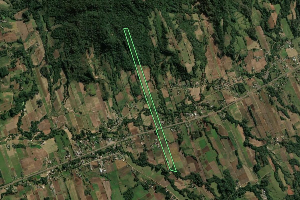 Imagem de satélite do imóvel rural em Candelária (RS), com o contorno declarado no CAR desenhado por cima.