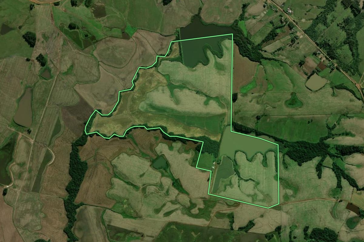 Imagem de satélite do imóvel rural em Candelária (RS), com o contorno declarado no CAR desenhado por cima.