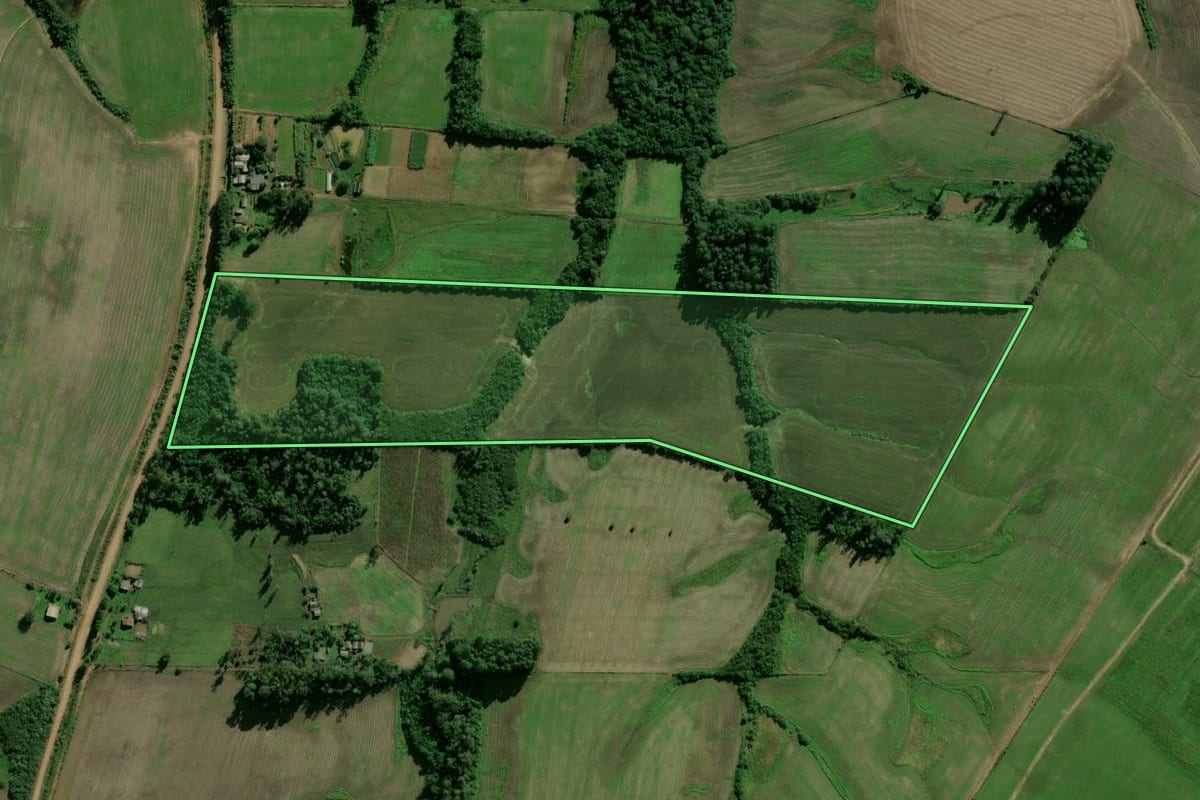 Imagem de satélite do imóvel rural em Candelária (RS), com o contorno declarado no CAR desenhado por cima.