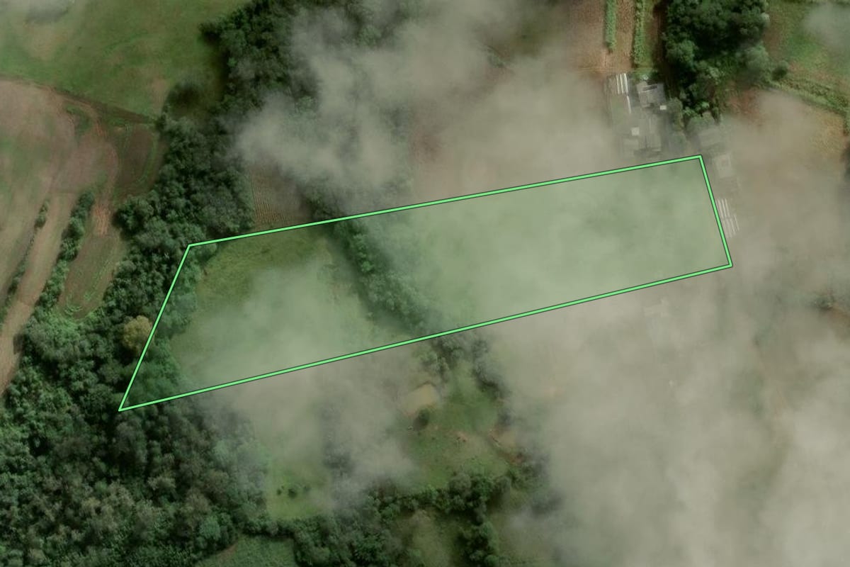 Imagem de satélite do imóvel rural em Candelária (RS), com o contorno declarado no CAR desenhado por cima.
