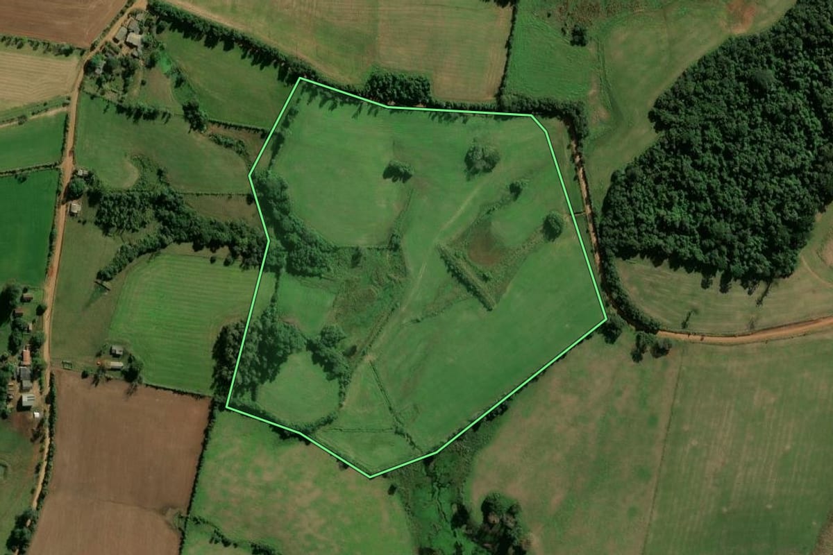 Imagem de satélite do imóvel rural em Candelária (RS), com o contorno declarado no CAR desenhado por cima.