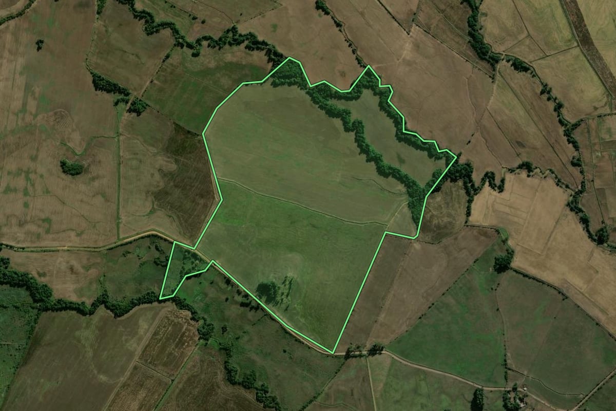 Imagem de satélite do imóvel rural em Candelária (RS), com o contorno declarado no CAR desenhado por cima.