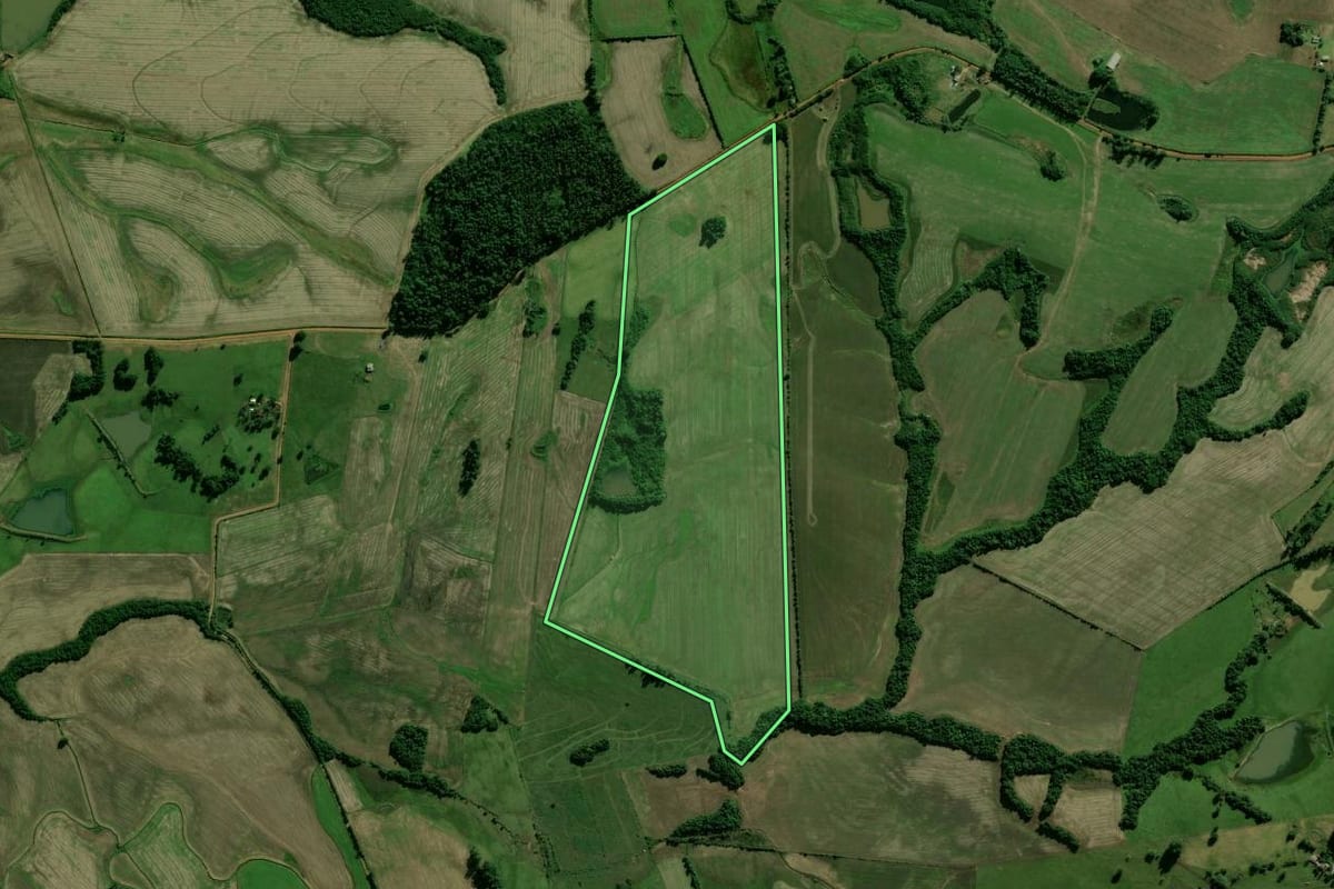 Imagem de satélite do imóvel rural em Candelária (RS), com o contorno declarado no CAR desenhado por cima.