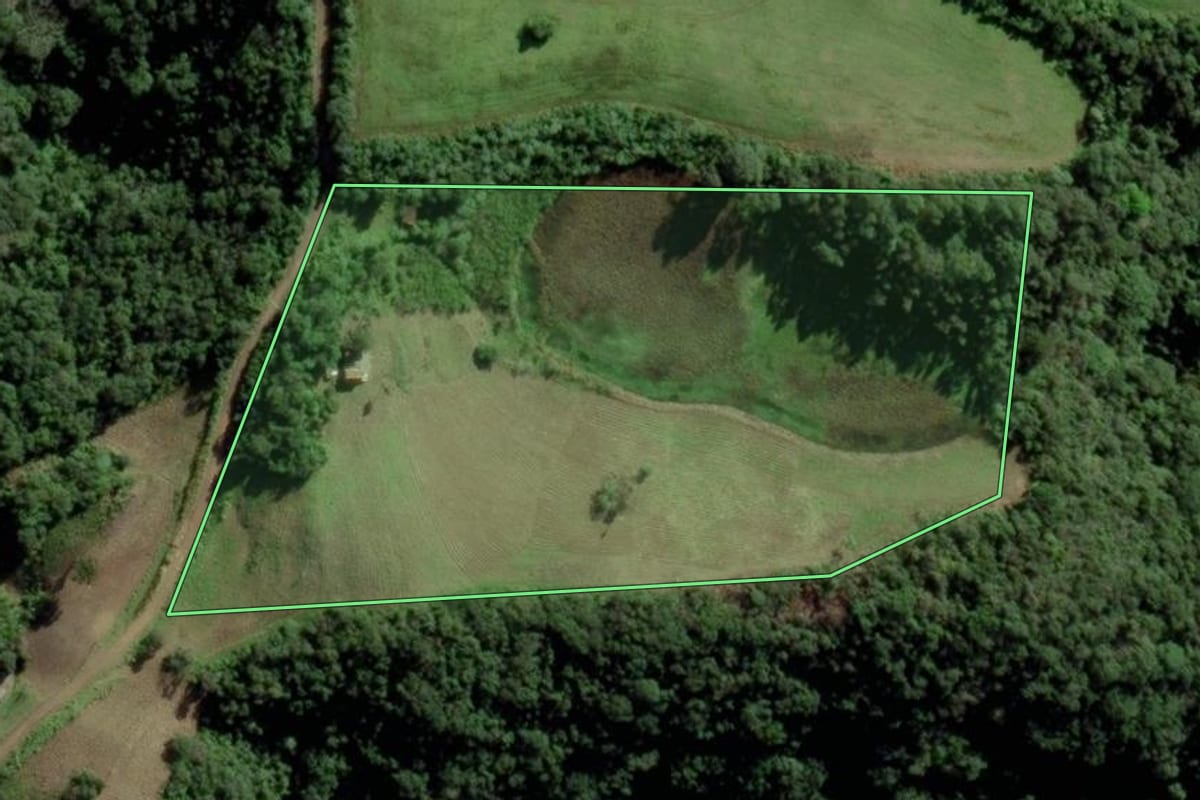 Imagem de satélite do imóvel rural em Candelária (RS), com o contorno declarado no CAR desenhado por cima.