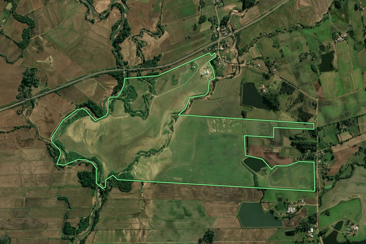 Imagem de satélite do imóvel rural em Candelária (RS), com o contorno declarado no CAR desenhado por cima.