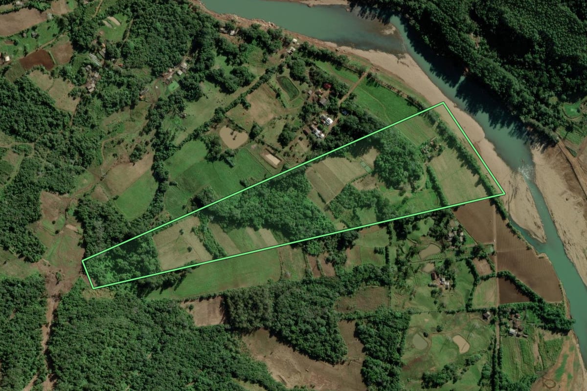 Imagem de satélite do imóvel rural em Candelária (RS), com o contorno declarado no CAR desenhado por cima.