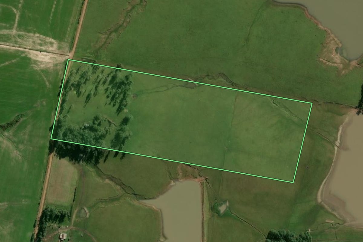 Imagem de satélite do imóvel rural em Candelária (RS), com o contorno declarado no CAR desenhado por cima.