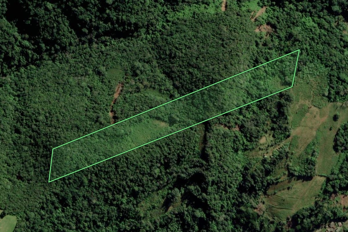 Imagem de satélite do imóvel rural em Candelária (RS), com o contorno declarado no CAR desenhado por cima.