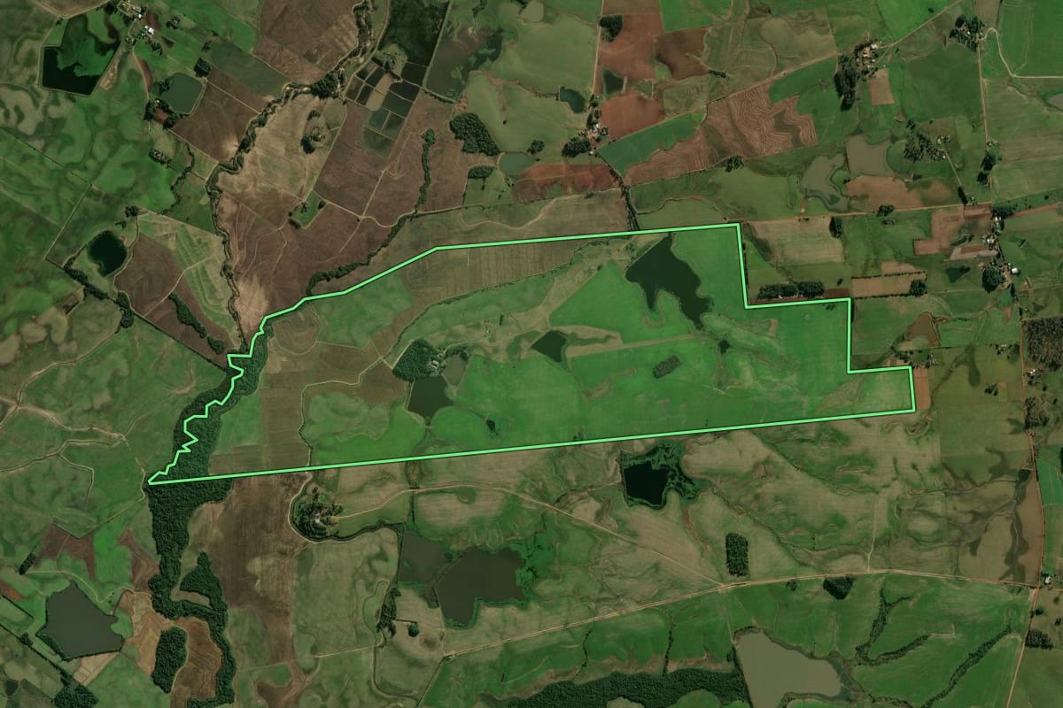 Imagem de satélite do imóvel rural em Candelária (RS), com o contorno declarado no CAR desenhado por cima.