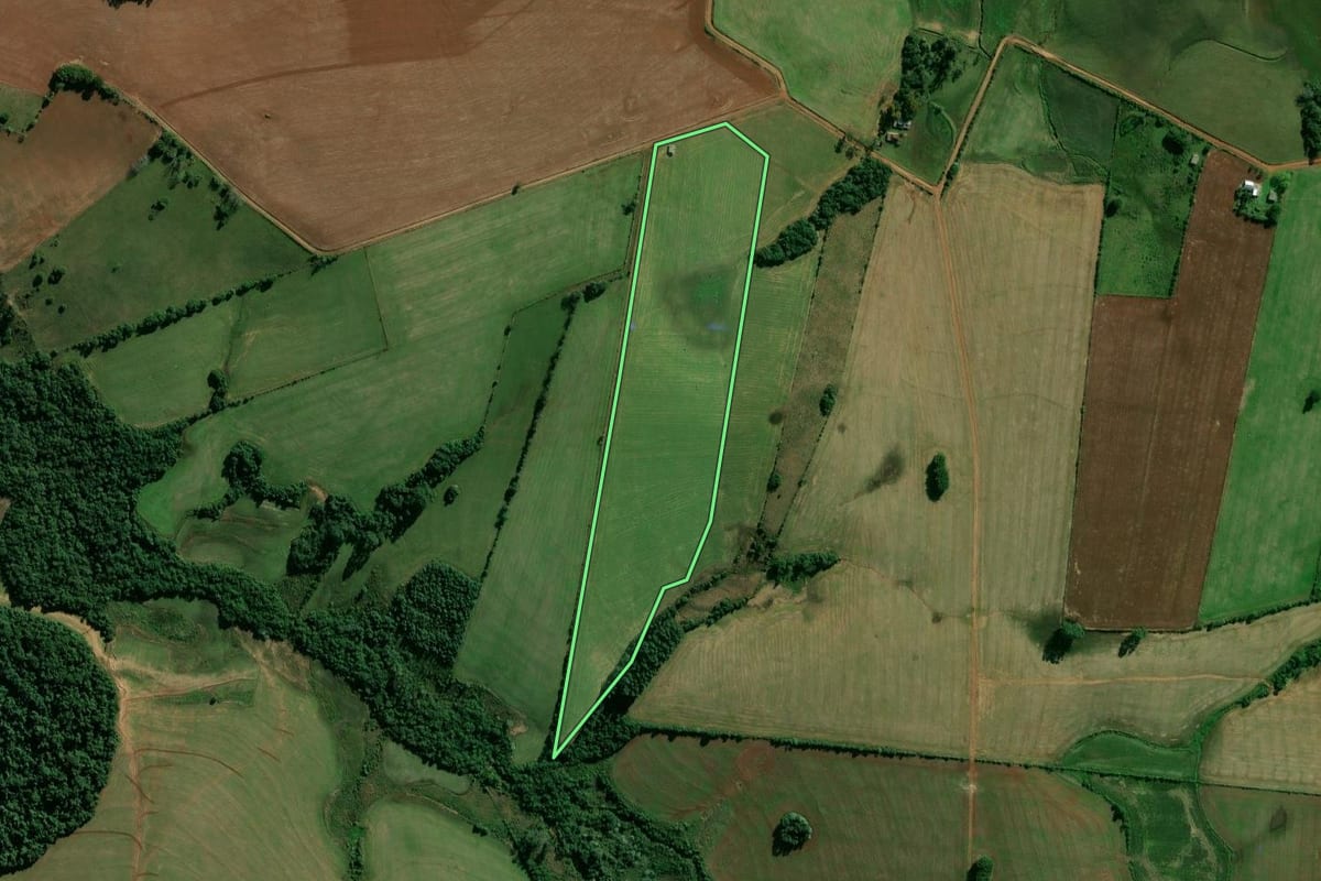 Imagem de satélite do imóvel rural em Candelária (RS), com o contorno declarado no CAR desenhado por cima.