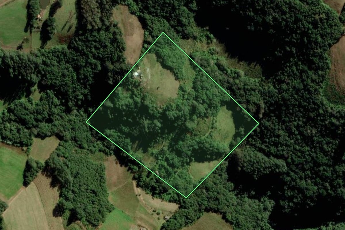 Imagem de satélite do imóvel rural em Candelária (RS), com o contorno declarado no CAR desenhado por cima.